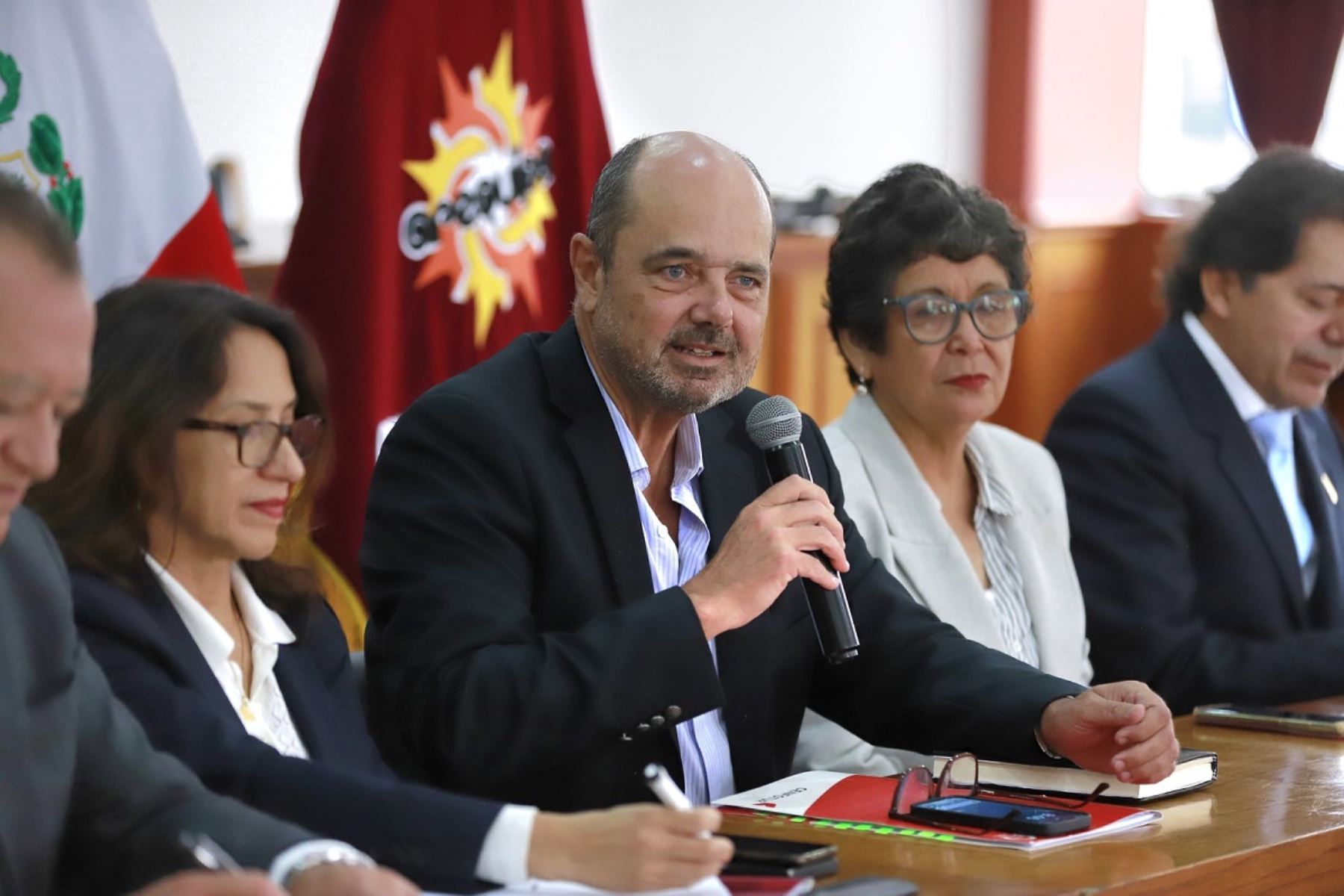 Ministro de Comercio Exterior y Turismo, Luis Fernando Helguero, se reunió con autoridades y representantes del sector privado en Arequipa. Foto: Cortesía.