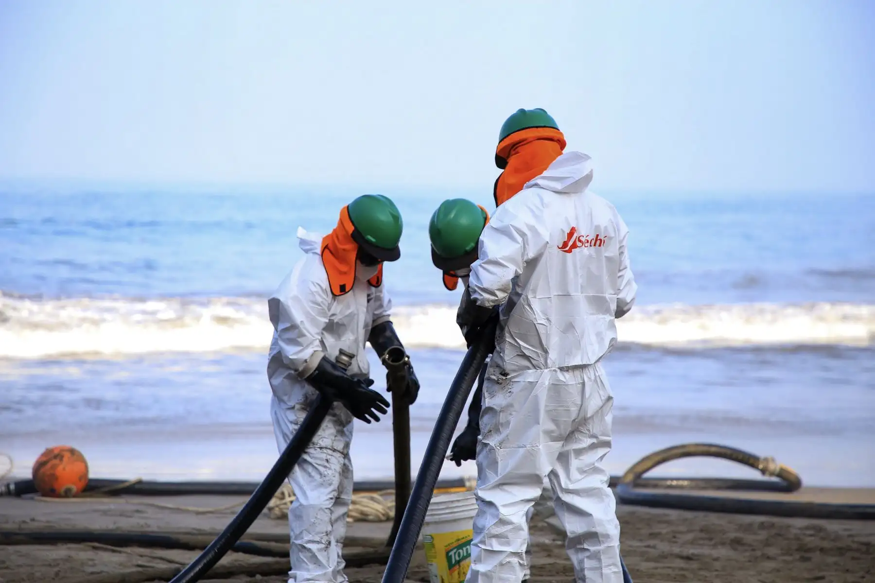 El mandato indica que Repsol no debe interrumpir la inspección de dichas zonas, ni dejar de reportar –de ser el caso– la presencia de hidrocarburos en agua, sedimento y rocas. Foto: ANDINA/Difusión