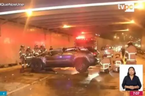 Vehículo quedó destrozado tras salir volando y caer en la Vía Expresa de Paseo de la República. Foto: Captura TV Perú
