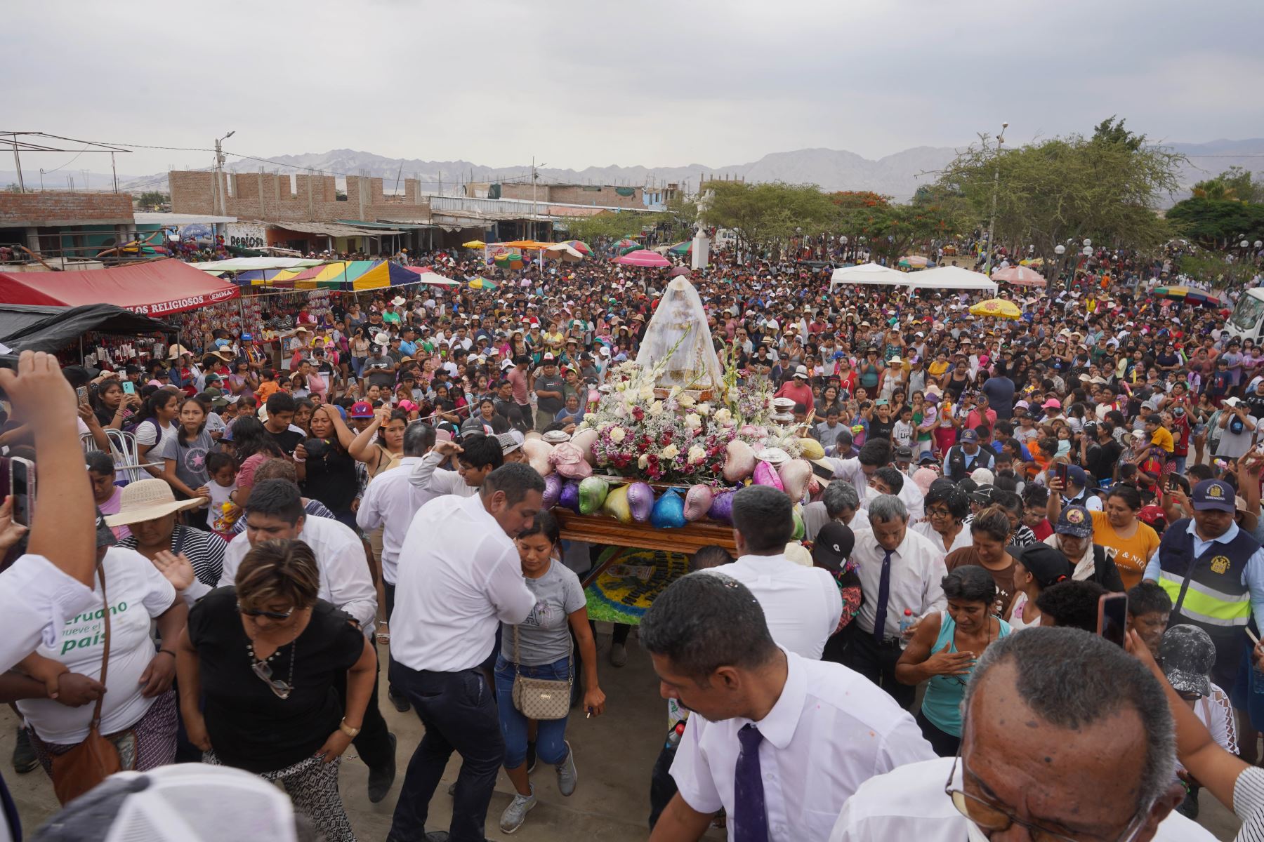 Miles de personas participaron en la procesión de la Virgen de Yauca y en la celebración del "Jueves de Comadres" en la ciudad de Ica. Foto: Genry Bautista