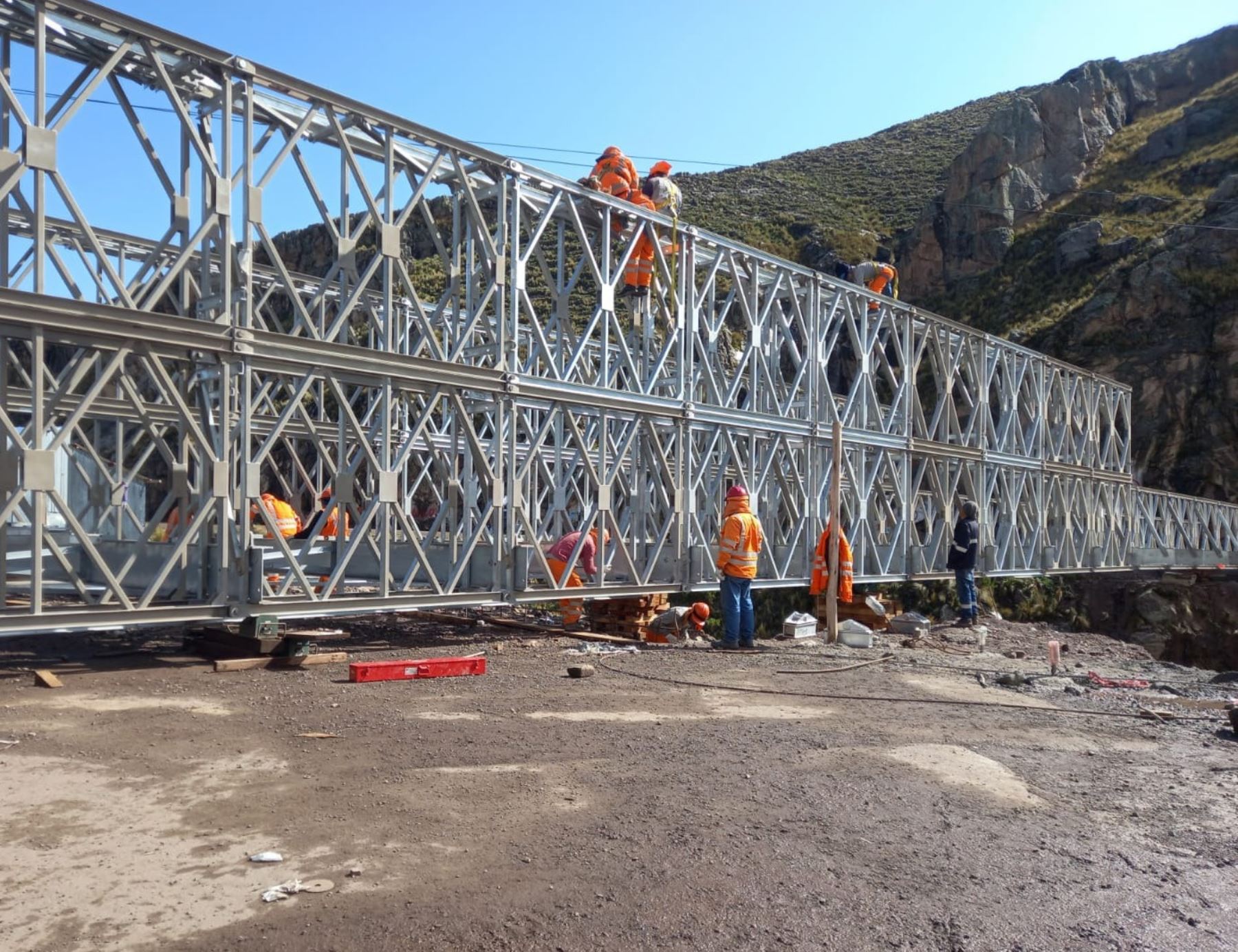 Pese a las lluvias intensas y crecida del río Pampas continúan los trabajos para culminar la instalación de puente modular en el sector Rumichaca en Huancavelica y garantizar el tránsito de vehículos en la vía Los Libertadores. ANDINA/Difusión
