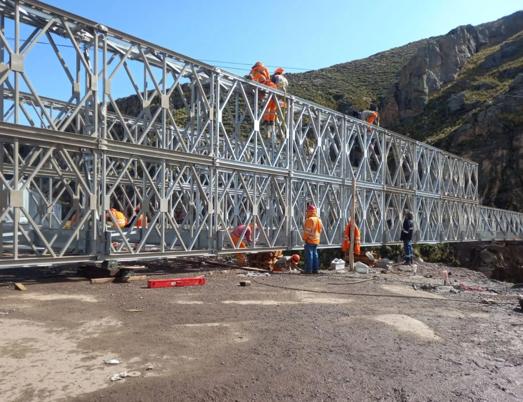 Pese a las lluvias intensas y crecida del río Pampas continúan los trabajos para culminar la instalación de puente modular en el sector Rumichaca en Huancavelica y garantizar el tránsito de vehículos en la vía Los Libertadores. ANDINA/Difusión