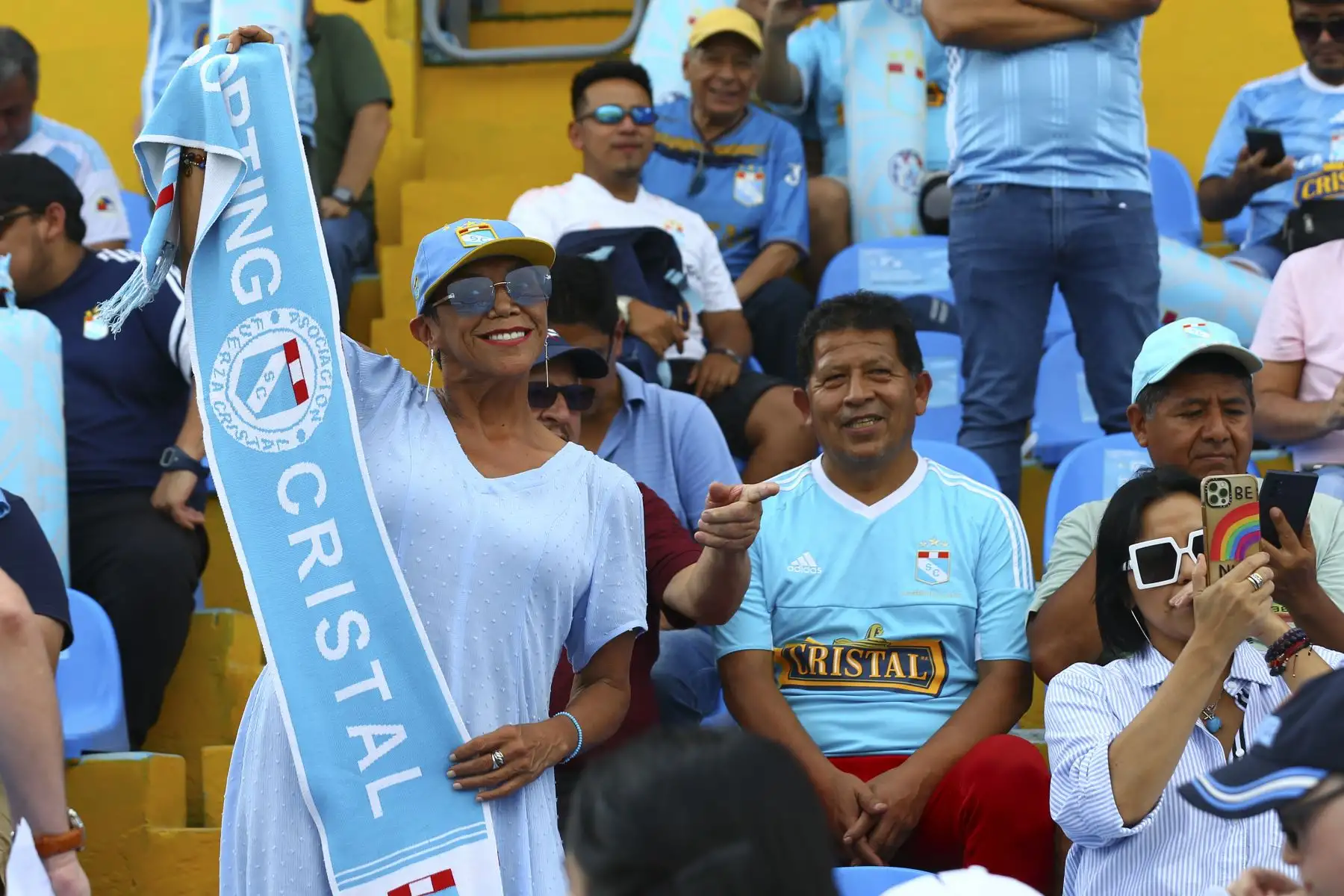 Actriz Betina Oneto alianta a su equipo Sporting Cristal en la jornada 5 de la Liga 1, en el estadio Alberto Gallardo.
Foto: ANDINA/Eddy Ramos