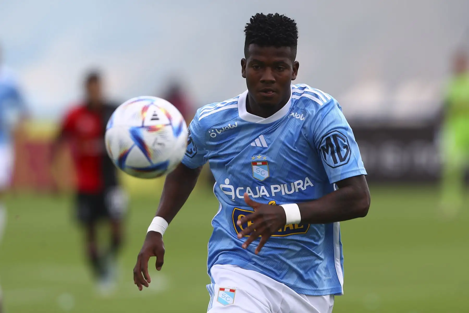 El jugador de Sporting Cristal, Washington Corozo domina el balón en partido ante  Melgar en la jornada 5 de la Liga 1, en el estadio Alberto Gallardo.
Foto: ANDINA/Eddy Ramos