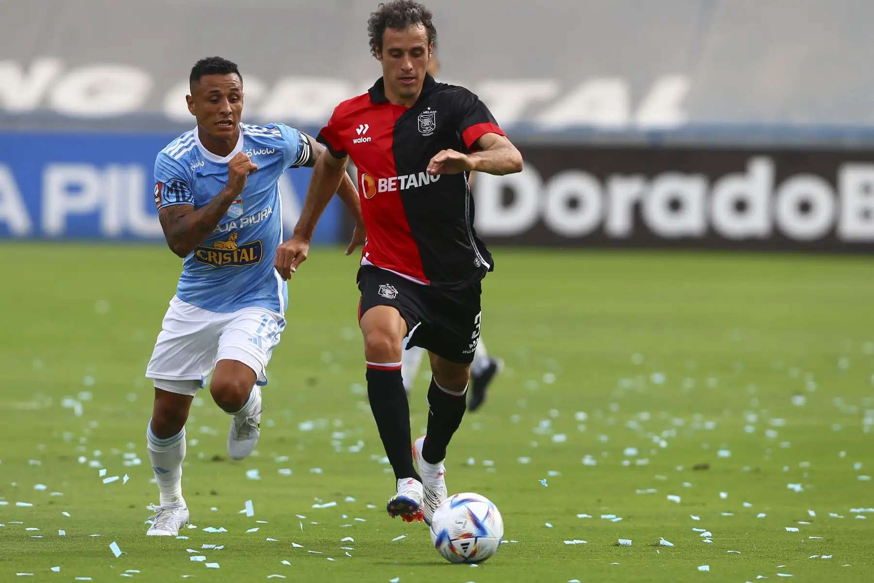 Yoshimar Yotún de  Sporting Cristal disputa el balón ante el jugador de  Melgar en la jornada 5 de la Liga 1, en el estadio Alberto Gallardo.
Foto: ANDINA/Eddy Ramos