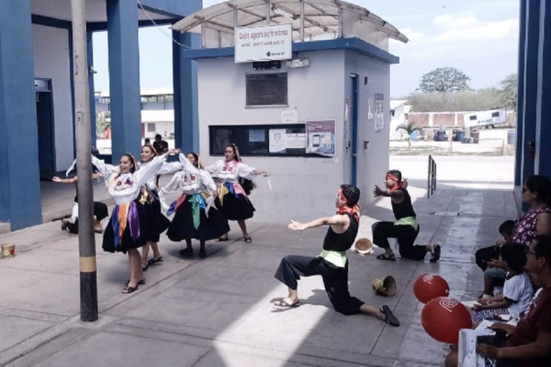 Centro Binacional de Atención Fronteriza recibe con presentaciones artísticas y de danzas peruanas a los turistas que arriban procedentes de Ecuador.