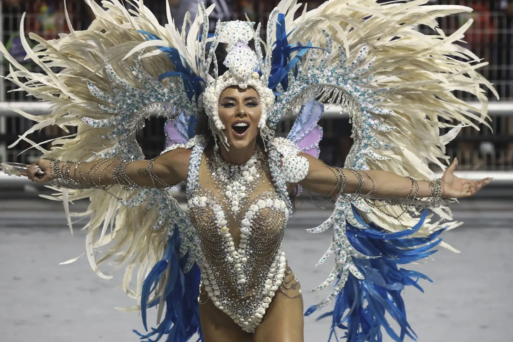 Una integrante de la escuela de samba del Grupo Especial Rosas de Ouro, desfilan durante el primer día de la celebración del carnaval en el sambódromo de Anhembí en Sao Paulo (Brasil). 
Foto: EFE