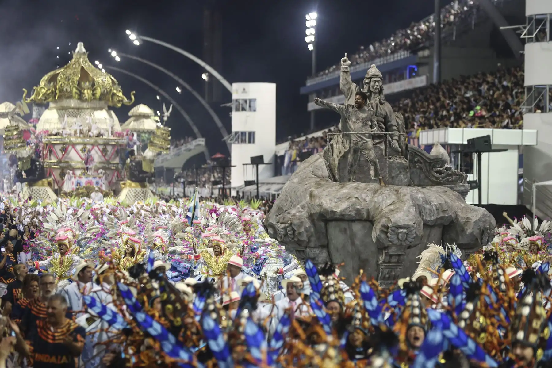 Integrantes de la escuela de samba del Grupo Especial Rosas de Ouro, desfilan durante el primer día de la celebración del carnaval en el sambódromo de Anhembí en Sao Paulo (Brasil). 
Foto: EFE