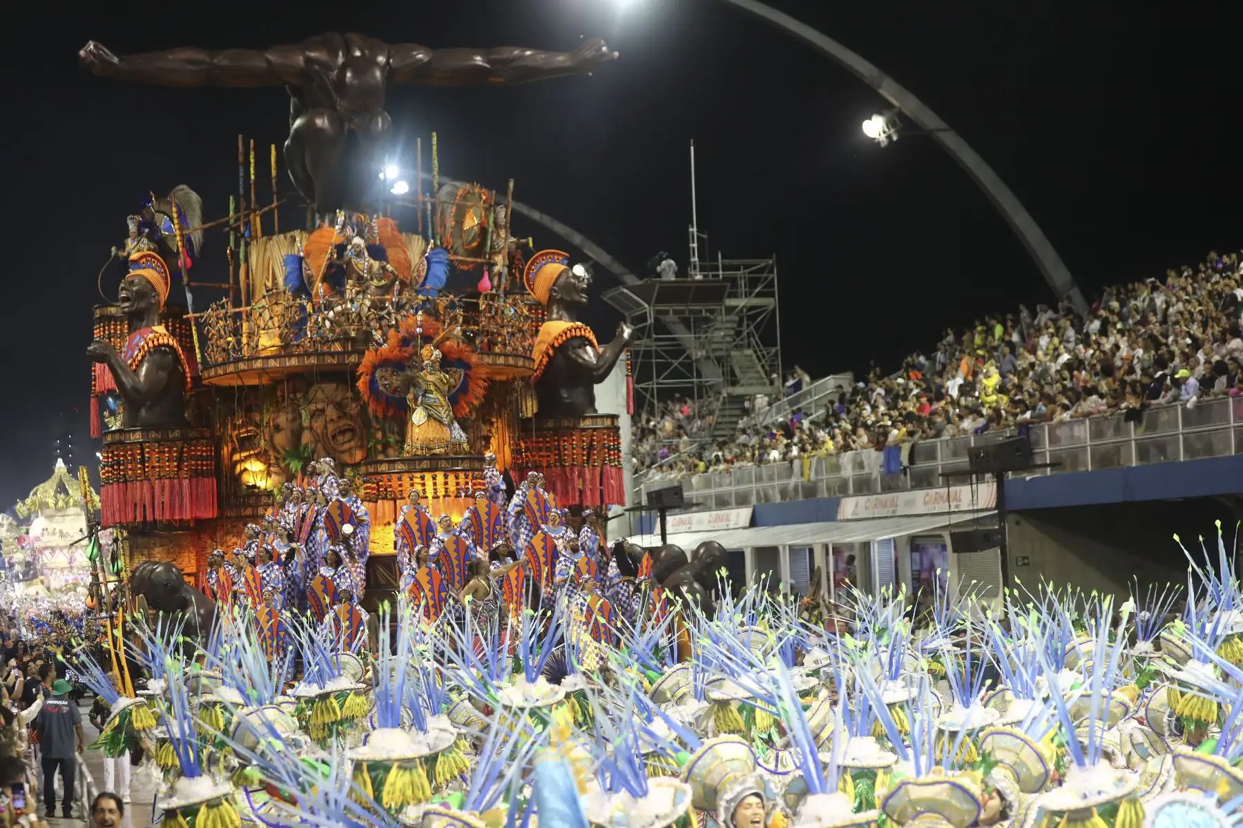Integrantes de la escuela de samba del Grupo Especial Rosas de Ouro, desfilan durante el primer día de la celebración del carnaval en el sambódromo de Anhembí en Sao Paulo (Brasil). 
Foto: EFE