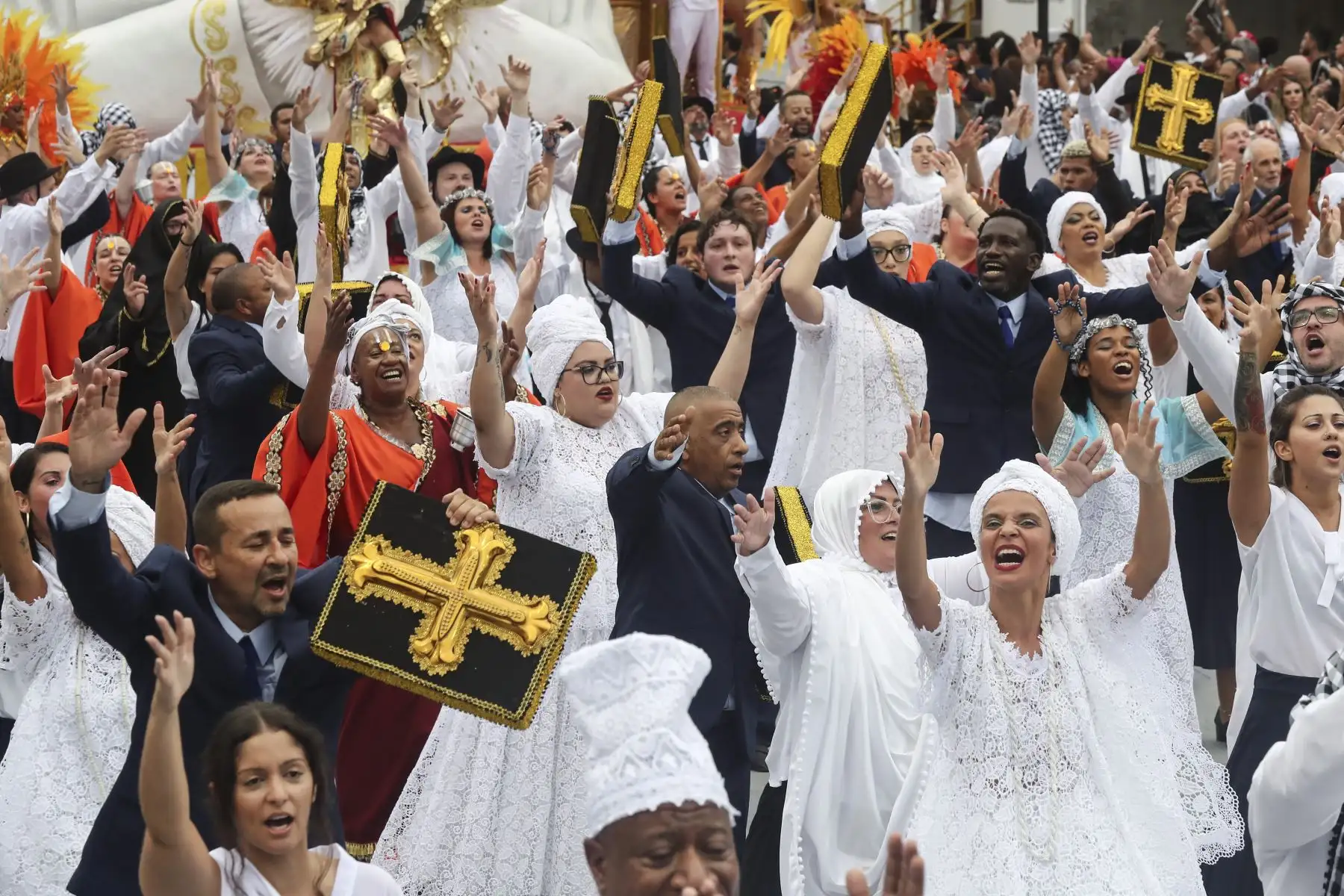Integrantes de la escuela de samba del Grupo Especial Gaviões da Fiel, desfilan hoy durante el primer día de la celebración del carnaval en el sambódromo de Anhembí en Sao Paulo (Brasil).
Foto: EFE