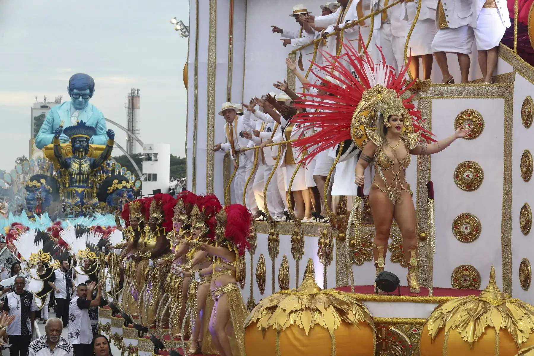 Integrantes de la escuela de samba del Grupo Especial Gaviões da Fiel, desfilan hoy durante el primer día de la celebración del carnaval en el sambódromo de Anhembí en Sao Paulo (Brasil).
Foto: EFE