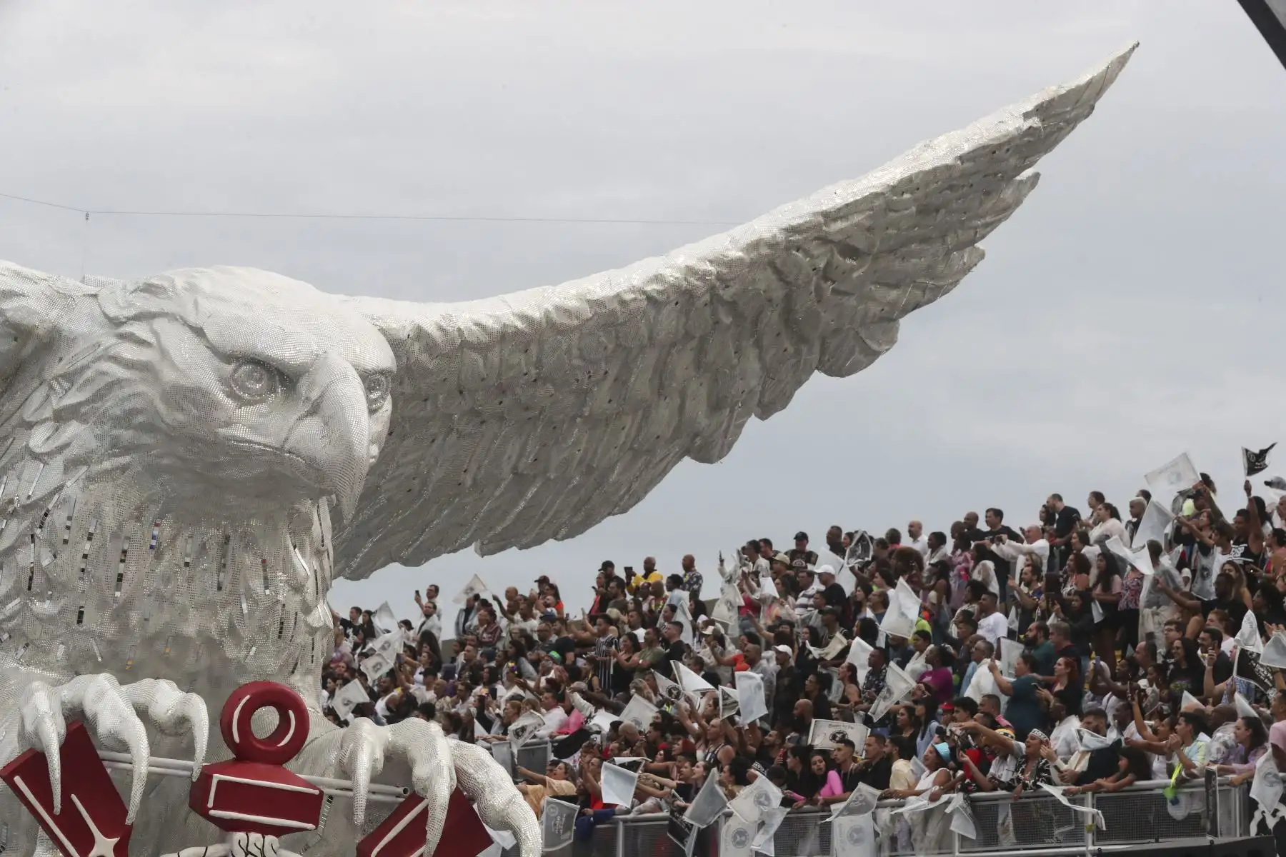 Integrantes de la escuela de samba del Grupo Especial Gaviões da Fiel, desfilan hoy durante el primer día de la celebración del carnaval en el sambódromo de Anhembí en Sao Paulo (Brasil). Foto: EFE