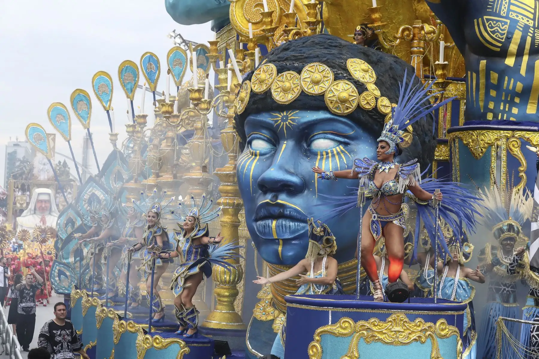 Integrantes de la escuela de samba del Grupo Especial Gaviões da Fiel, desfilan hoy durante el primer día de la celebración del carnaval en el sambódromo de Anhembí en Sao Paulo (Brasil). 
Foto: EFE