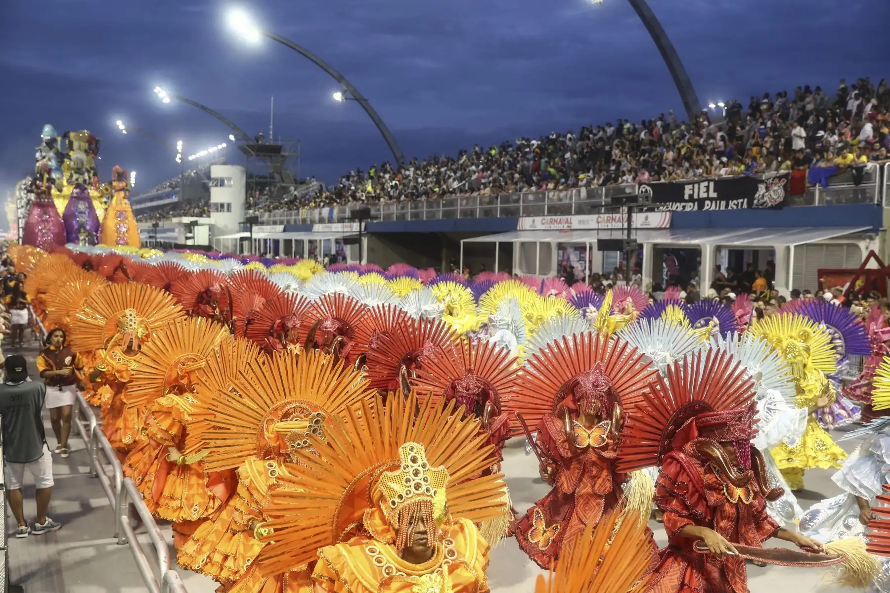 Integrantes de la escuela de samba del Grupo Especial Tom Maior, desfilan hoy durante el primer día de la celebración del carnaval en el sambódromo de Anhembí en Sao Paulo (Brasil). 
Foto: EFE