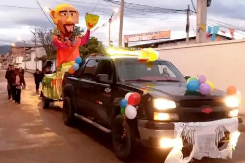 Hoy es el ingreso triunfal de Ño Carnavalón a la ciudad de Cajamarca y se prevé que unas 40,000 personas acompañarán al mítico personaje que da vida a la colorida fiesta popular en su recorrido que empezó a las 11:00 horas en el barrio Santa Elena (entrada a la ciudad de Cajamarca), hasta la explanada del complejo Qhapaq Ñan.