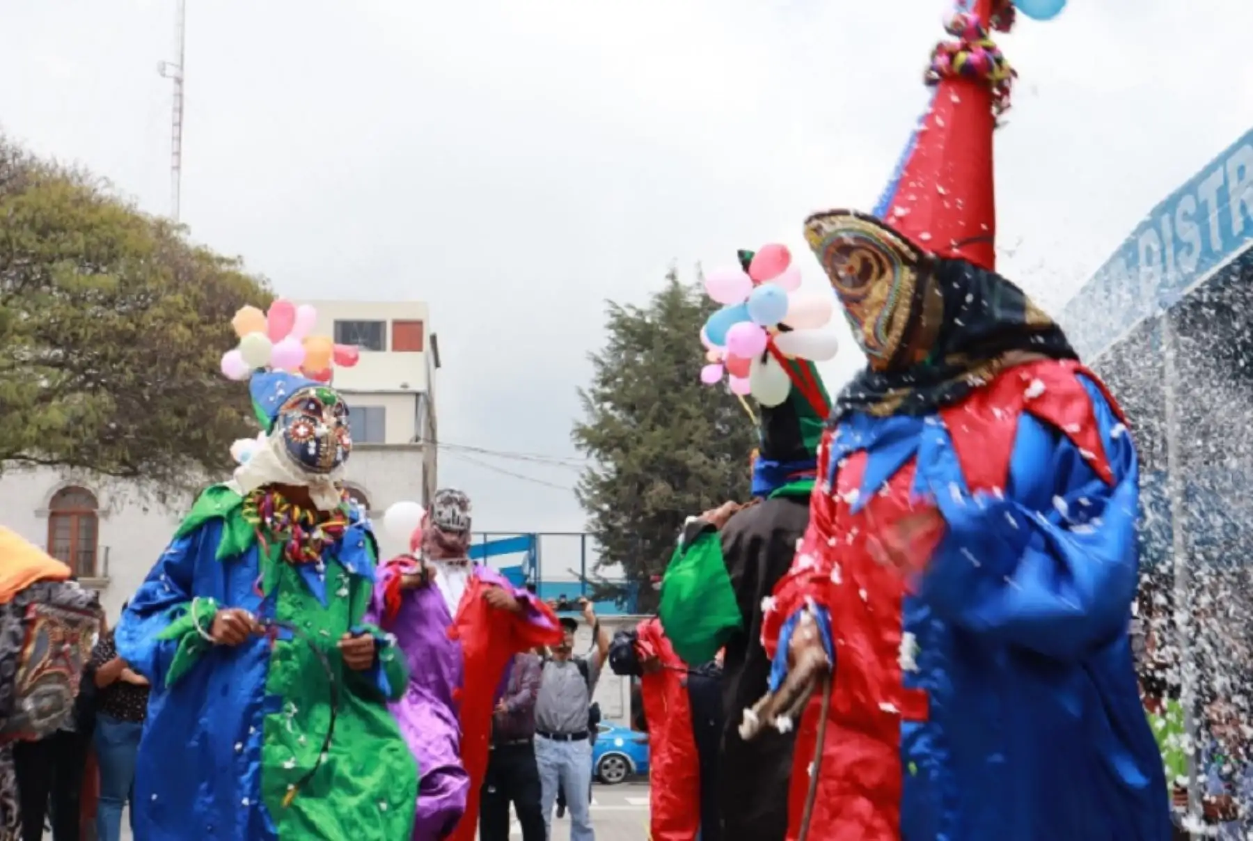 Los mojigangos son protagonistas de las comparsa del carnaval loncco de Cayma. ANDINA/Difusión
