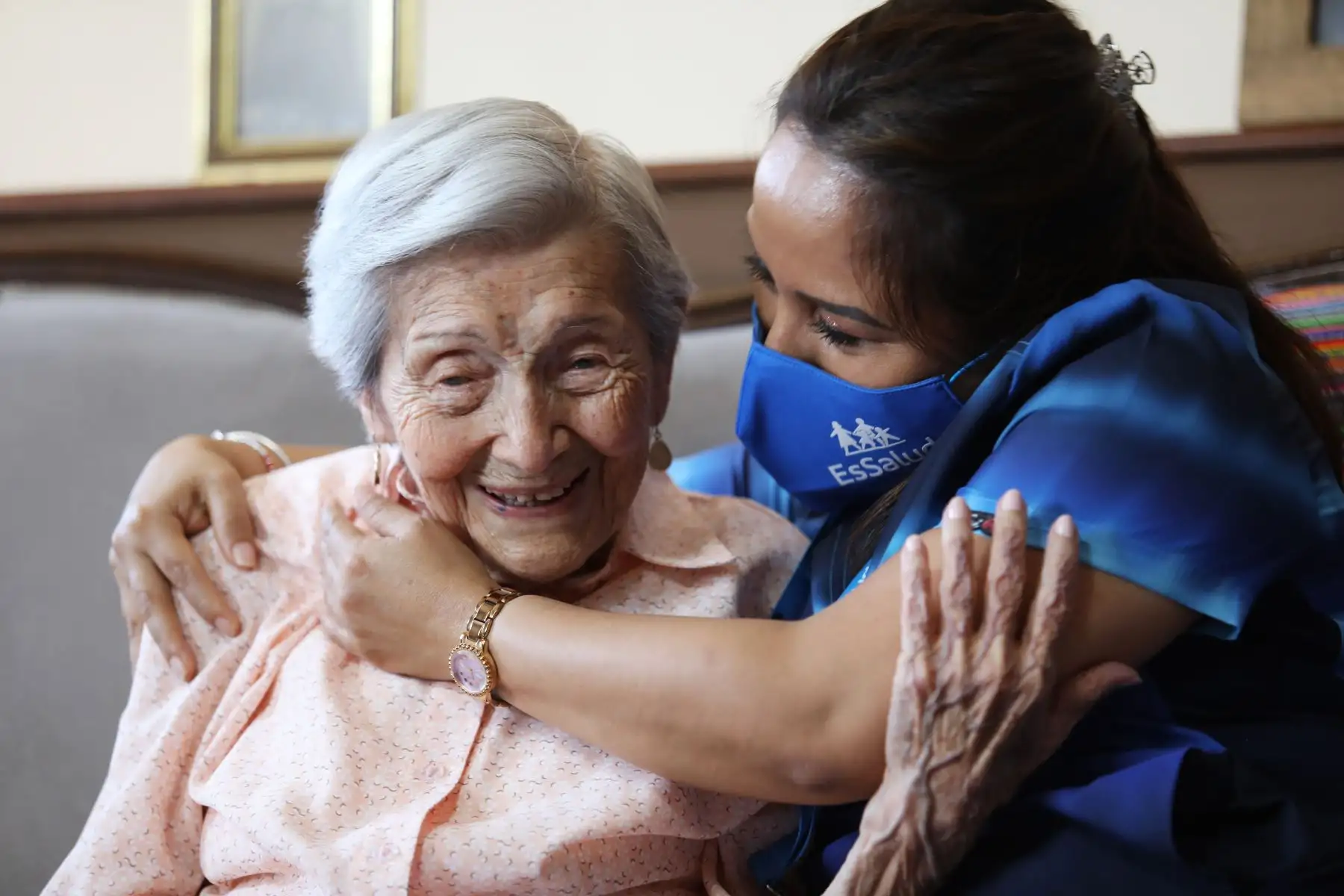 Padomi de EsSalud dio inicio al Operativo de Atención Multidisciplinaria para pacientes mayores de 100 años, quienes recibirán en sus domicilios la visita de cinco especialistas durante un mes, a fin de brindarles una atención más especializada.
Foto: EsSalud