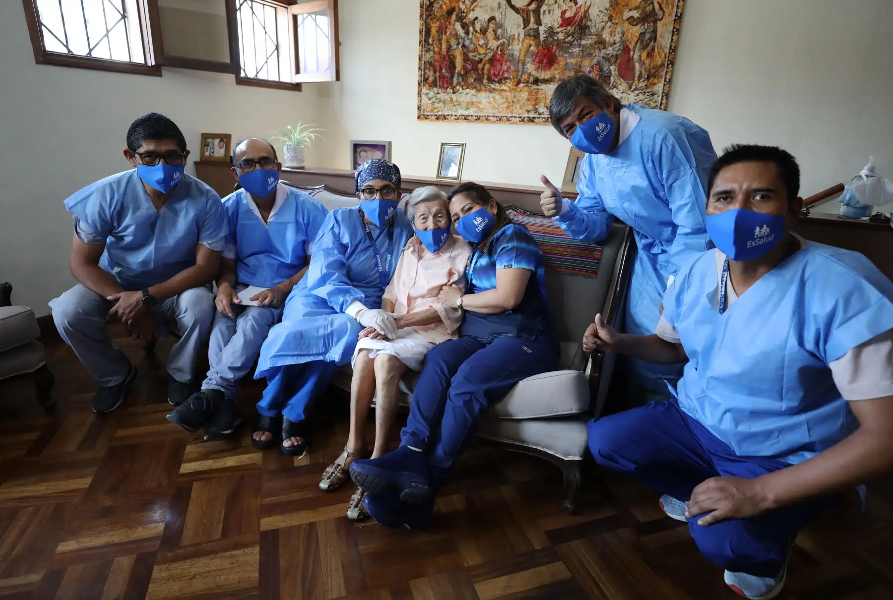 Padomi de EsSalud dio inicio al Operativo de Atención Multidisciplinaria para pacientes mayores de 100 años, quienes recibirán en sus domicilios la visita de cinco especialistas durante un mes, a fin de brindarles una atención más especializada.
Foto: EsSalud