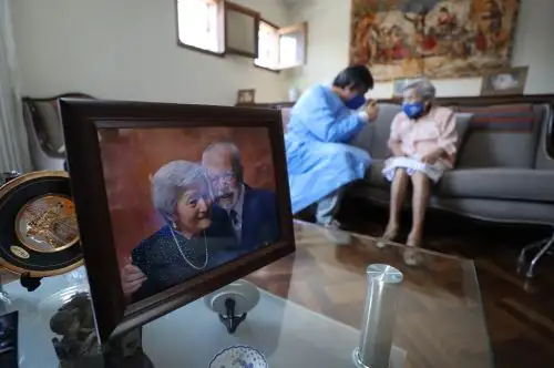 Padomi de EsSalud dio inicio al Operativo de Atención Multidisciplinaria para pacientes mayores de 100 años, quienes recibirán en sus domicilios la visita de cinco especialistas durante un mes, a fin de brindarles una atención más especializada.
Foto: EsSalud