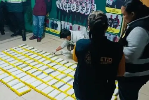 La Policía decomiso más de 112 kilos de alcaloide de cocaína durante una operación de interdicción realizada en las inmediaciones de la sede del Área Antidrogas ubicada en Huancayo, en la región Junín.