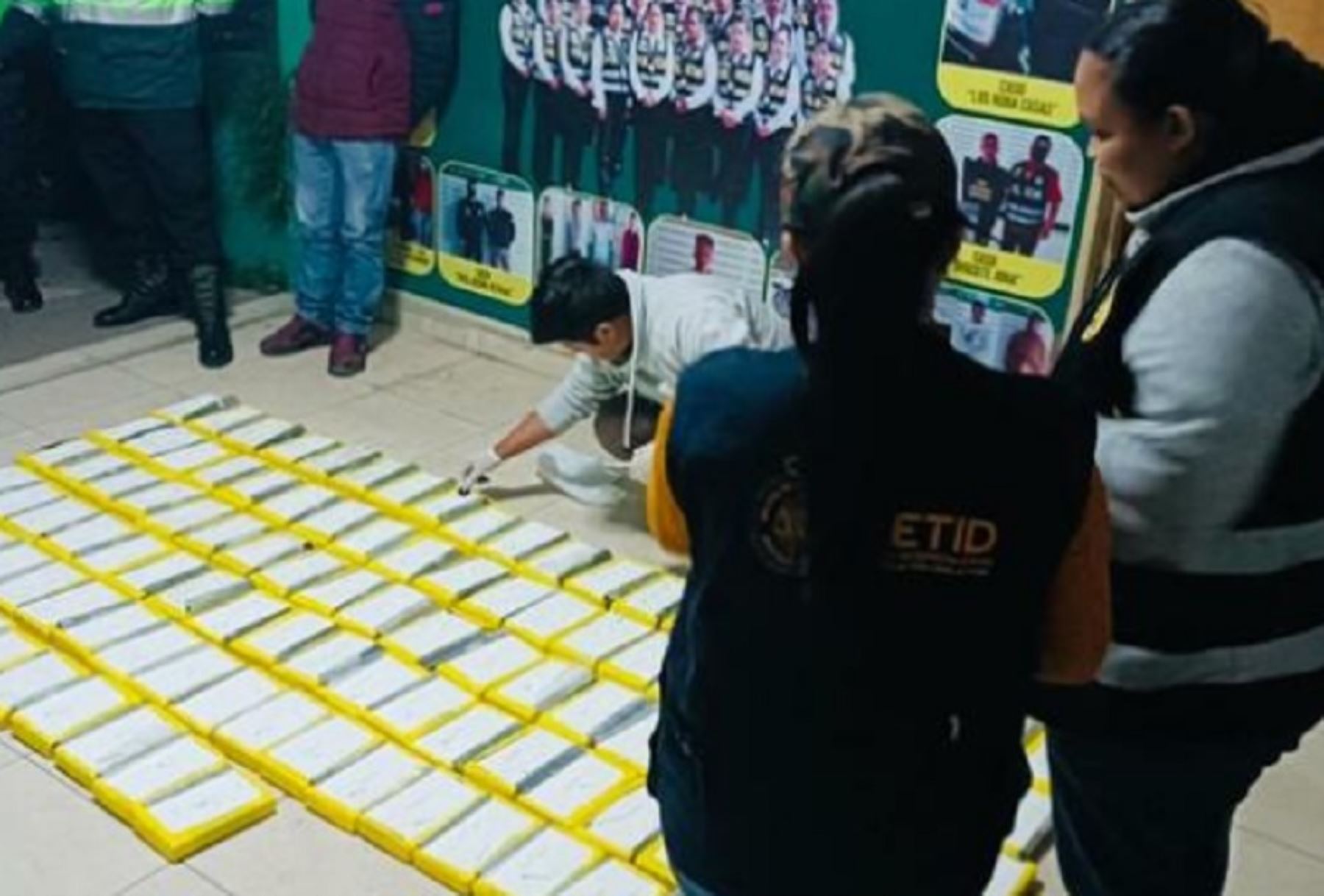 La Policía decomiso más de 112 kilos de alcaloide de cocaína durante una operación de interdicción realizada en las inmediaciones de la sede del Área Antidrogas ubicada en Huancayo, en la región Junín.