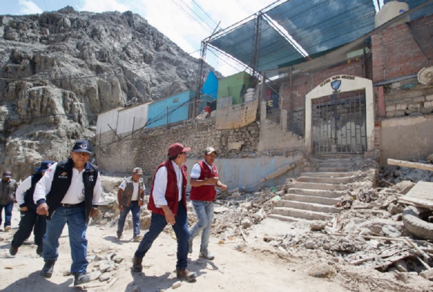 El gobierno regional de Arequipa, habilitará la vía que conecta Secocha, en Camaná con los demás anexos que fueron arrasados por los huaicos que cayeron en la zona a consecuencia de las persistentes lluvias.