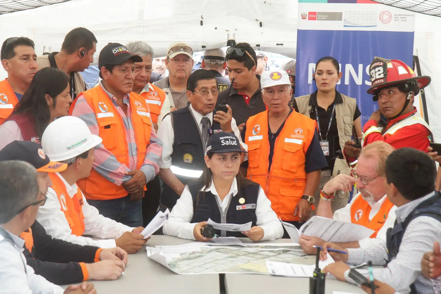 “Este simulacro sirve para estar preparados ante una emergencia por temporada de lluvias y brindar una atención rápida a la población. Conozco la necesidad de tener un nuevo hospital en Lurigancho-Chosica, por eso trabajaremos en el expediente técnico”, dijo la ministra.
Foto: ANDINA/Difusión piedra y lodo en la Quebrada La Libertad que dejó 2 personas fallecidas y 12 heridas de un total de 400 familias en riesgo que viven en dicha zona.

Foto: ANDINA/Difusión