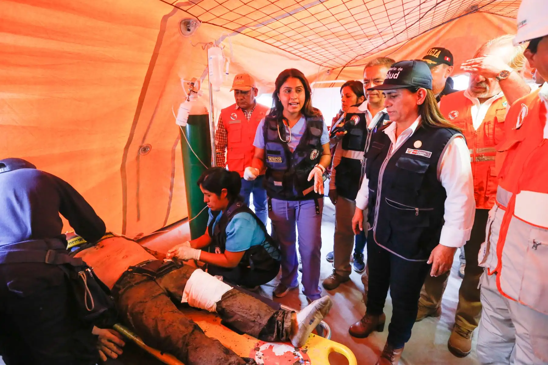La ministra de Salud, Rosa Gutiérrez, supervisó el simulacro e informó que la activación de un huaico con deslizamiento de piedra y lodo en la Quebrada La Libertad que dejó 2 personas fallecidas y 12 heridas de un total de 400 familias en riesgo que viven en dicha zona.

Foto: ANDINA/Difusión