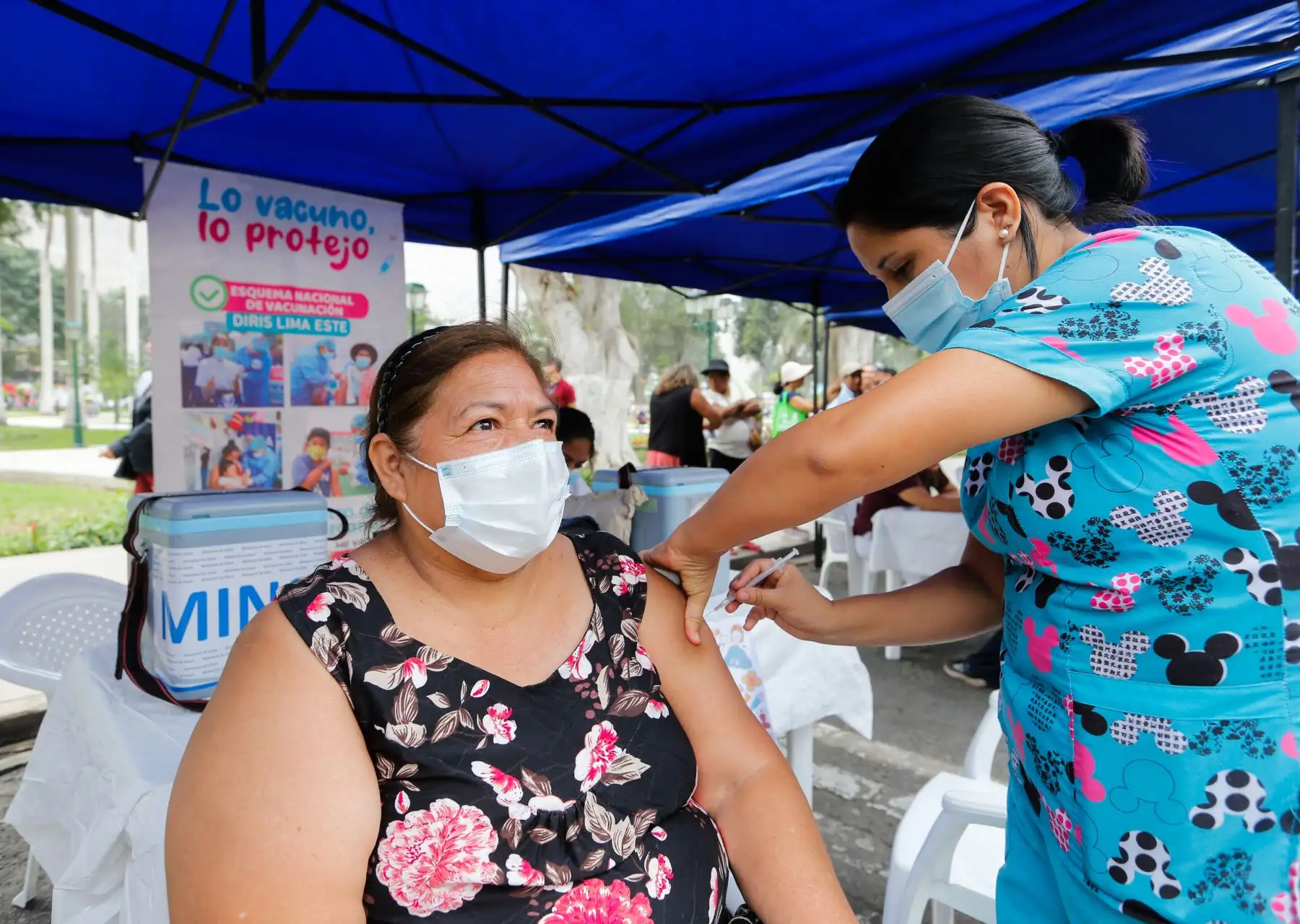 La ministra de Salud, Rosa Gutiérrez, supervisó el simulacro e informó que la activación de un huaico con deslizamiento de piedra y lodo en la Quebrada La Libertad que dejó 2 personas fallecidas y 12 heridas de un total de 400 familias en riesgo que viven en dicha zona.

Foto: ANDINA/Difusión