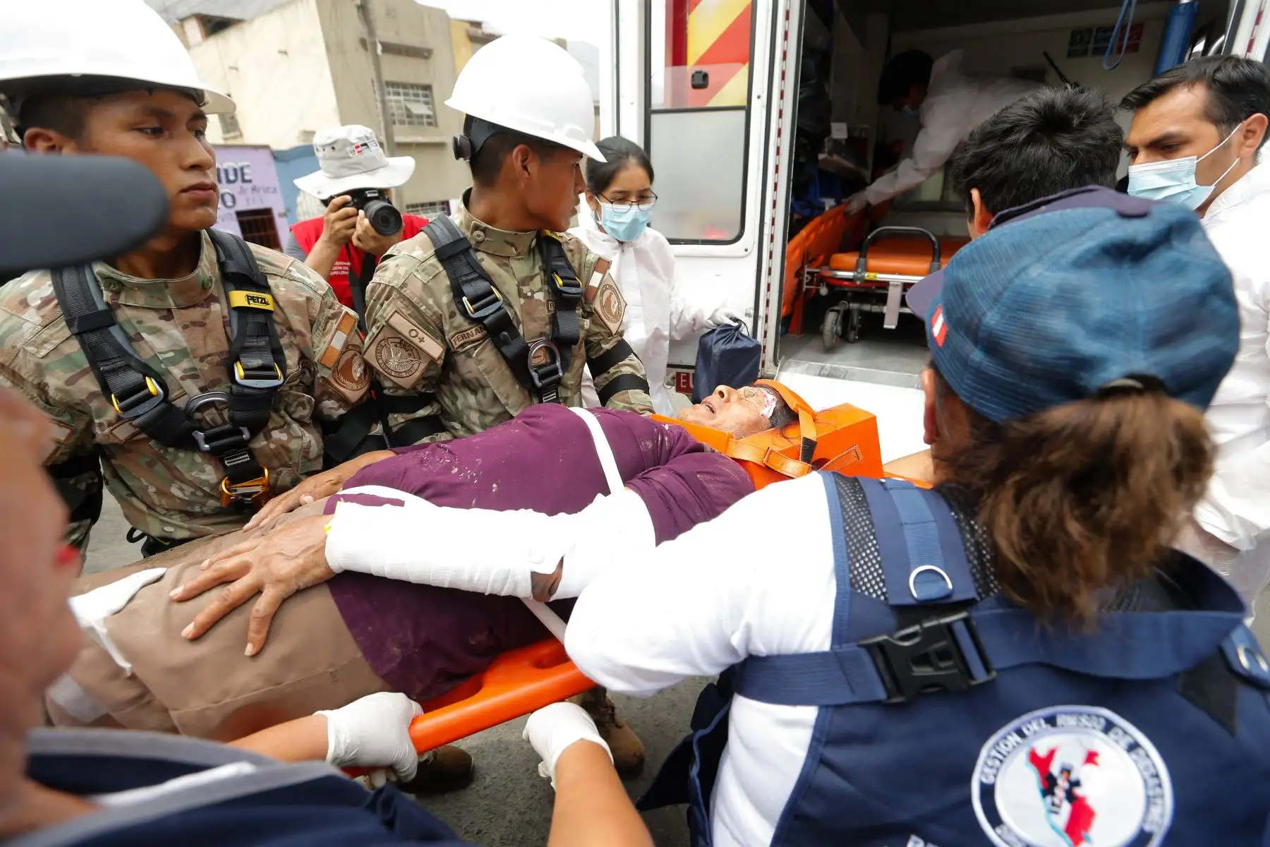 La ministra de Salud, Rosa Gutiérrez, supervisó el simulacro e informó que la activación de un huaico con deslizamiento de piedra y lodo en la Quebrada La Libertad que dejó 2 personas fallecidas y 12 heridas de un total de 400 familias en riesgo que viven en dicha zona.

Foto: ANDINA/Difusión