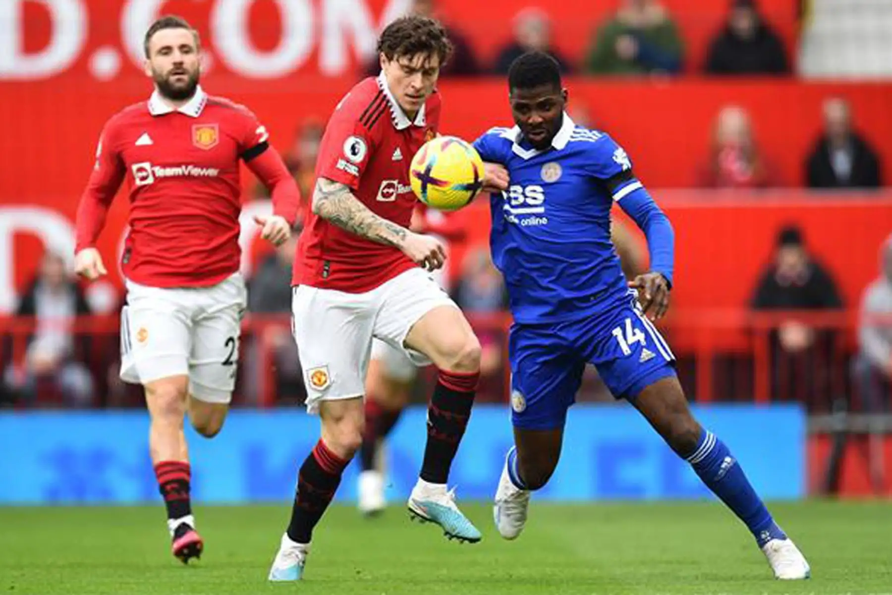Victor Lindelof del Manchester United en acción contra Kelechi Iheanacho de Leicester durante el partido de fútbol de la Premier League inglesa entre el Manchester United y el Leicester City en Manchester, Gran Bretaña.
Foto: EFE