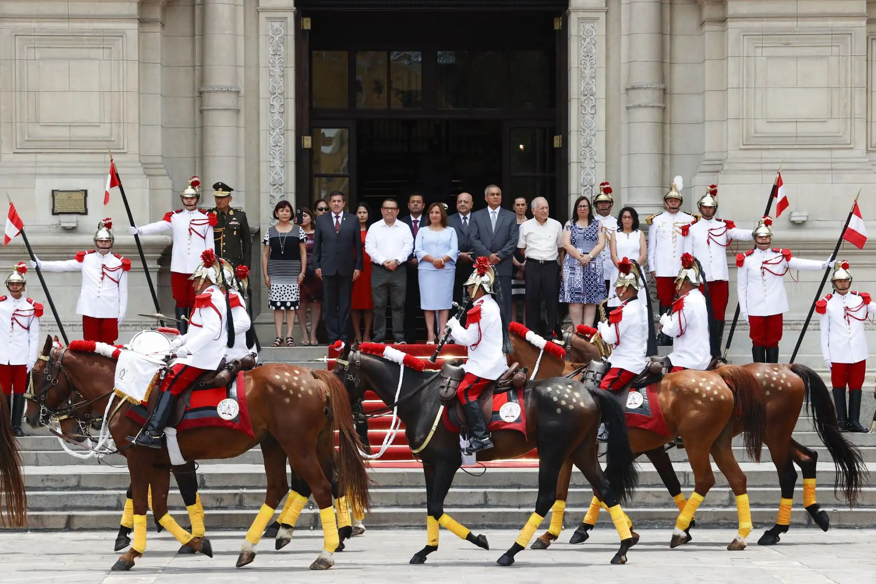 Presidenta Dina Boluarte lideró tradicional Cambio de Guardia a Caballo a cargo del Regimiento de Caballería "Mariscal Domingo Nieto".
Foto: ANDINA/Prensa Presidencia