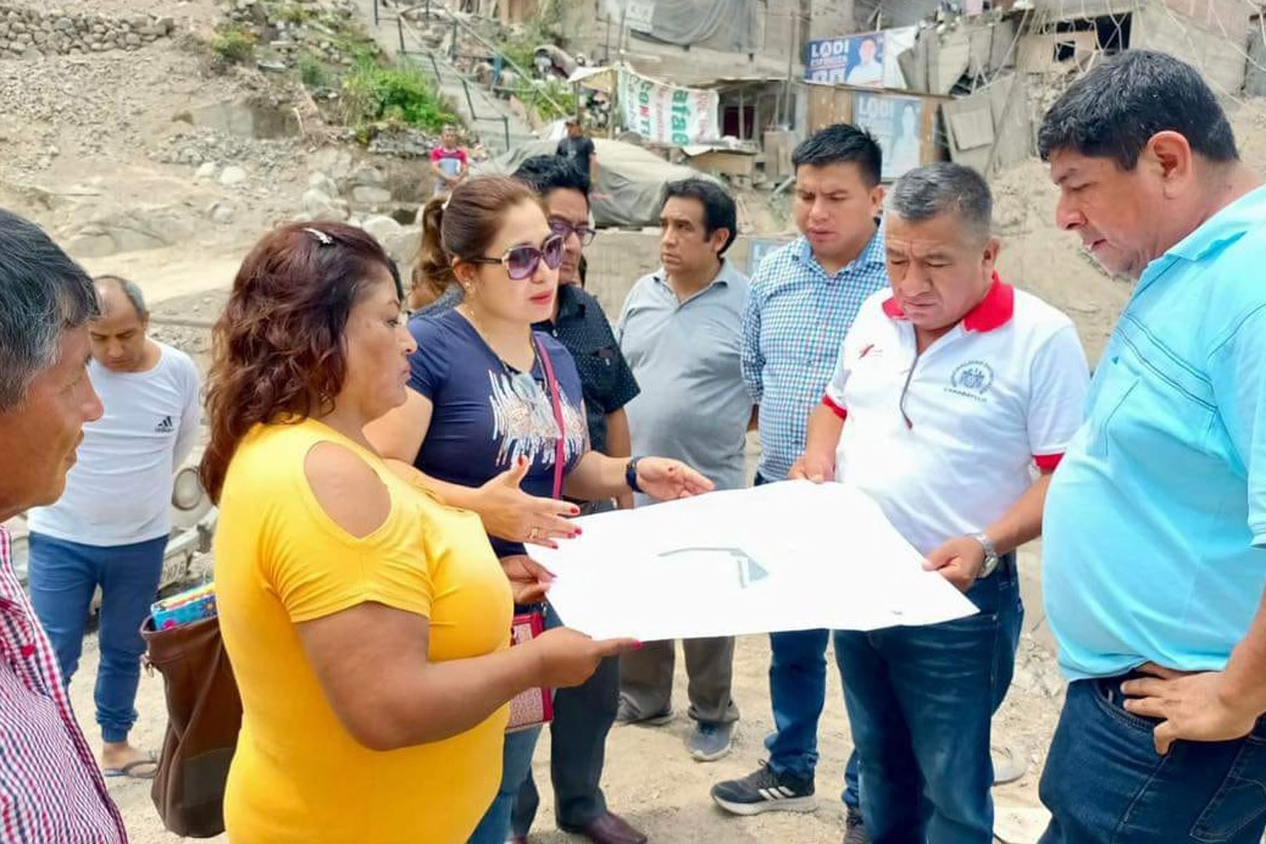 Vecinos y dirigentes se reunieron con el alcalde, Pablo Mendoza, para resolver falta de acceso al agua y alcantarillado. ANDINA/ Municipalidas de Carabayllo