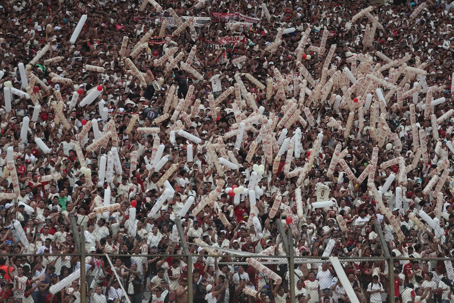 Hinchada de  Universitario de Deportes previo al partido ante Alianza Lima por el clásico del fútbol peruano por la quinta jornada de la Liga 1 en el estadio Monumental de Ate. 
Foto: ANDINA/Ricardo Cuba