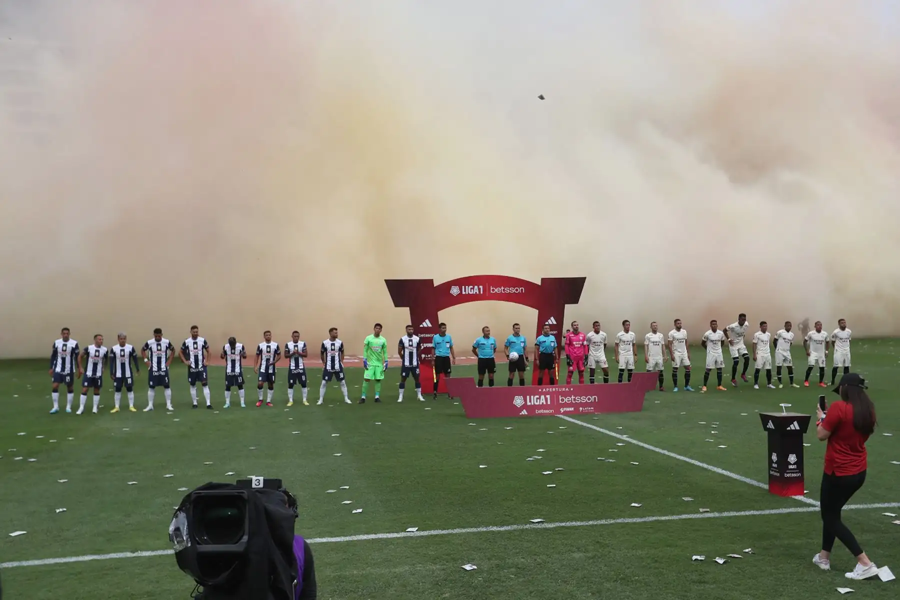 Imágenes previas al partido entre Universitario de Deportes y Alianza Lima  en el clásico del fútbol peruano por la quinta jornada de la Liga 1 en el estadio Monumental de Ate. 
Foto: ANDINA/Ricardo Cuba
