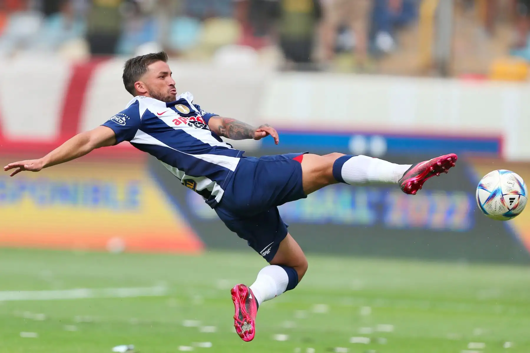 El jugador de  Alianza Lima, Gabriel Costa  disputa el balón ante jugador de  Universitario de Deportes  en el clásico del fútbol peruano por la quinta jornada de la Liga 1 en el estadio Monumental de Ate.
Foto: ANDINA/Ricardo Cuba
