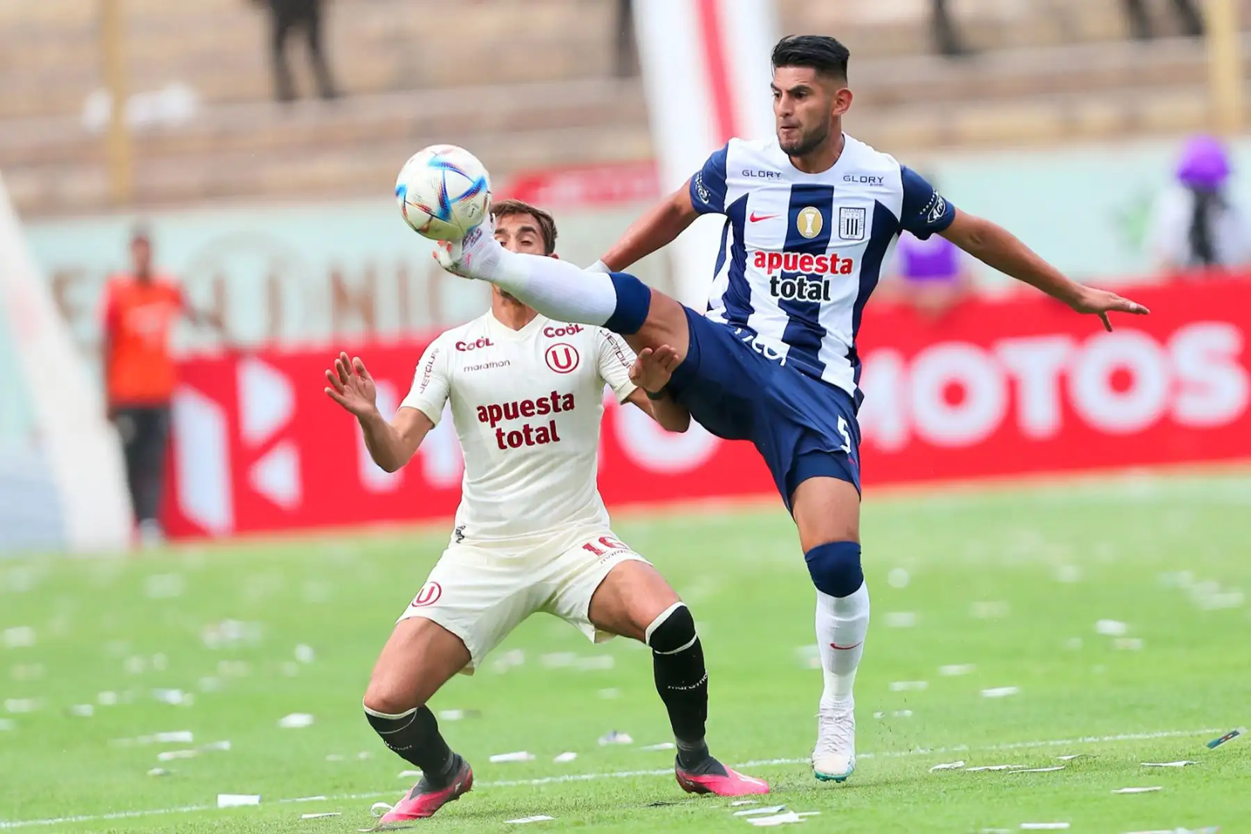 El jugador Carlos Zambrano de  Alianza Lima  disputa el balón con el jugador de  Universitario de Deportes  en el clásico del fútbol peruano por la quinta jornada de la Liga 1 en el estadio Monumental de Ate.
Foto: ANDINA/Ricardo Cuba