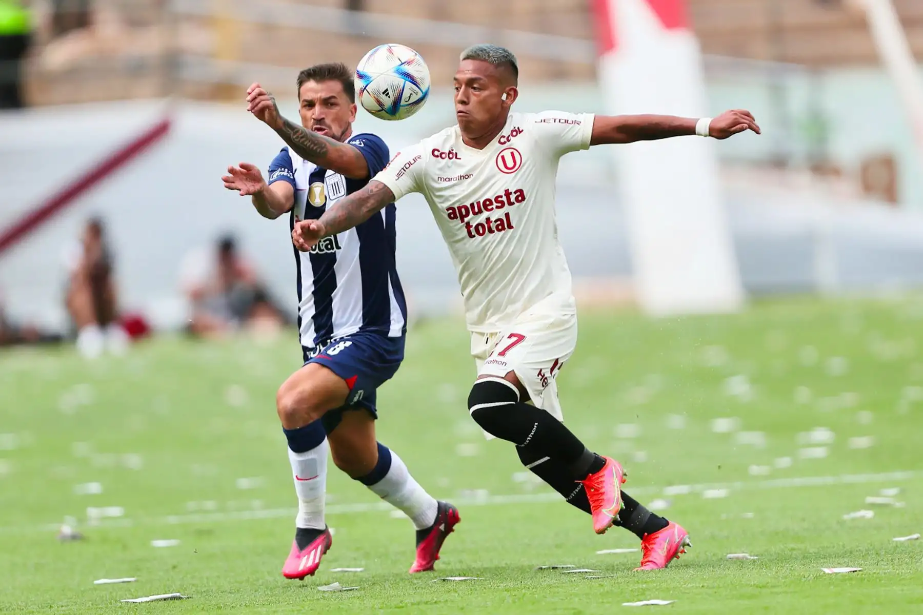 El jugador Pablo Lavandeira  de  Alianza Lima  disputa el balón con el jugador Nelson Cabanilla de  Universitario de Deportes  en el clásico del fútbol peruano por la quinta jornada de la Liga 1 en el estadio Monumental de Ate.
Foto: ANDINA/Ricardo Cuba