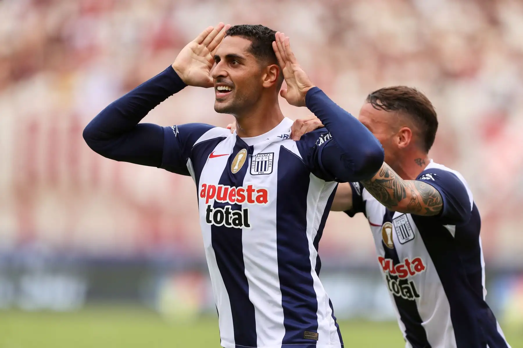 El jugador  Pablo Sabbag de  Alianza Lima  celebra su gol anotado ante Universitario de Deportes  en el clásico del fútbol peruano por la quinta jornada de la Liga 1 en el estadio Monumental de Ate.

Foto: ANDINA/Ricardo Cuba