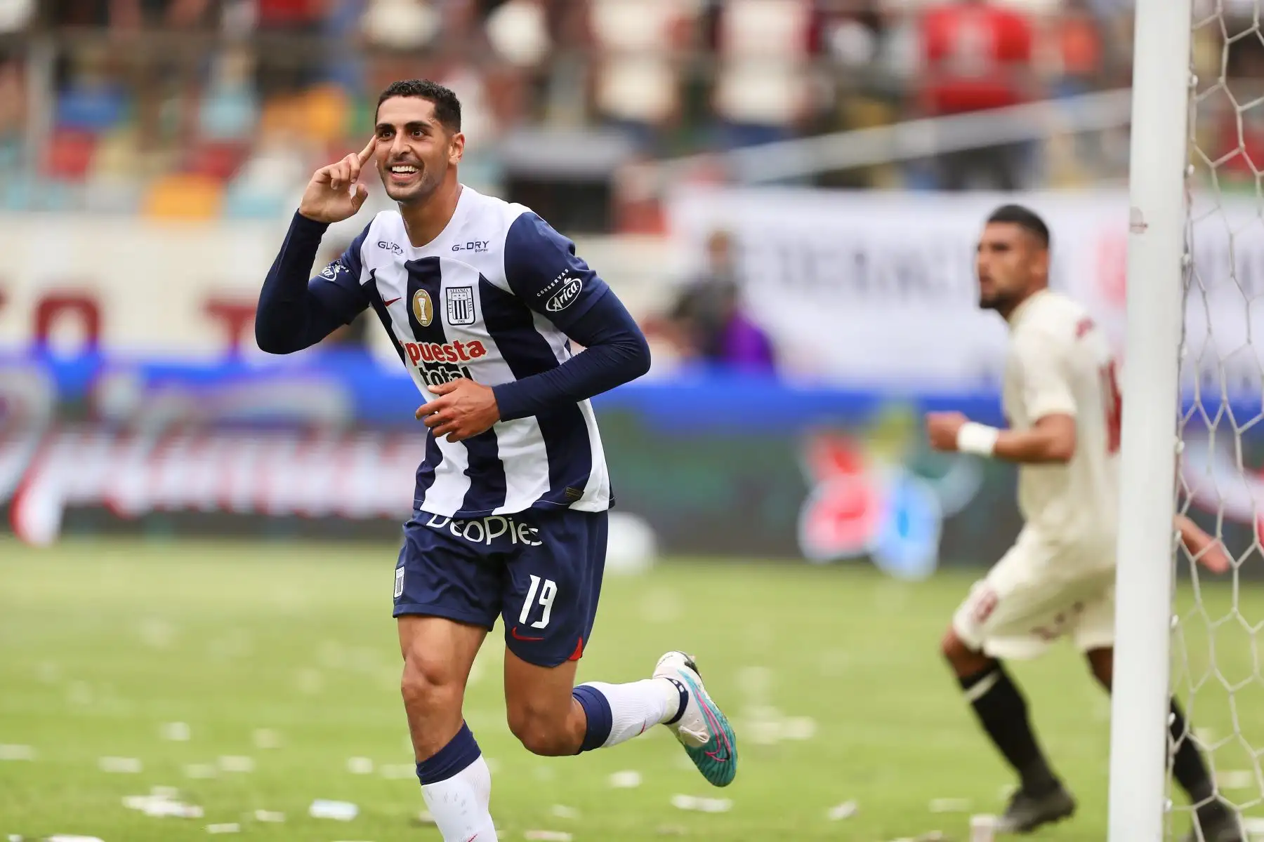 El jugador  Pablo Sabbag de  Alianza Lima  celebra su gol anotado ante Universitario de Deportes  en el clásico del fútbol peruano por la quinta jornada de la Liga 1 en el estadio Monumental de Ate.
Foto: ANDINA/Ricardo Cuba