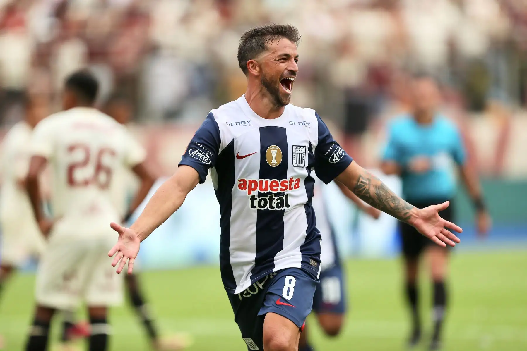 El jugador  Gabriel Costa de  Alianza Lima  celebra su gol anotado ante Universitario de Deportes  en el clásico del fútbol peruano por la quinta jornada de la Liga 1 en el estadio Monumental de Ate.
Foto: ANDINA/Ricardo Cuba