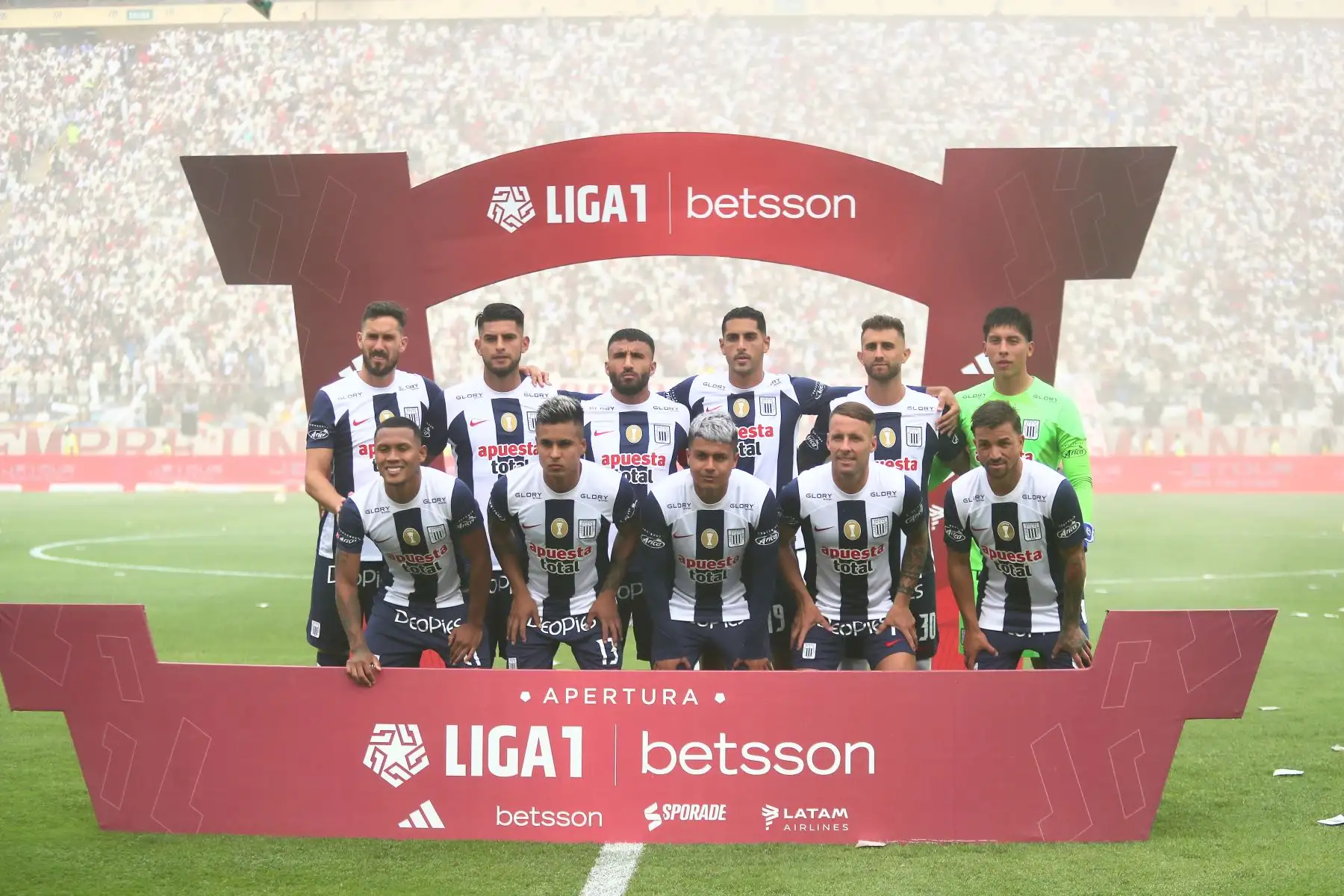 Equipo completo de Alianza Lima  que se enfrenta a  Universitario de Deportes  en el clásico del fútbol peruano por la quinta jornada de la Liga 1 en el estadio Monumental de Ate. 

Foto: ANDINA/Ricardo Cuba