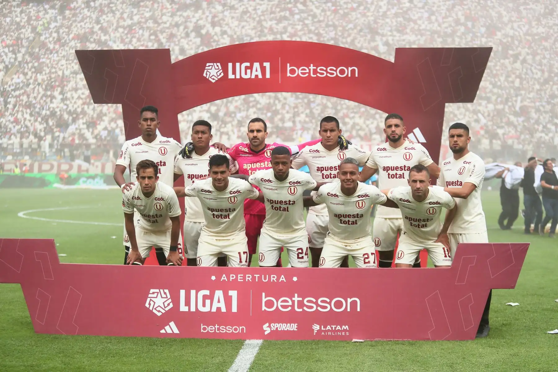 Equipo completo de Universitario de Deportes que se enfrenta a  Alianza Lima  en el clásico del fútbol peruano por la quinta jornada de la Liga 1 en el estadio Monumental de Ate. Foto: ANDINA/Ricardo Cuba
