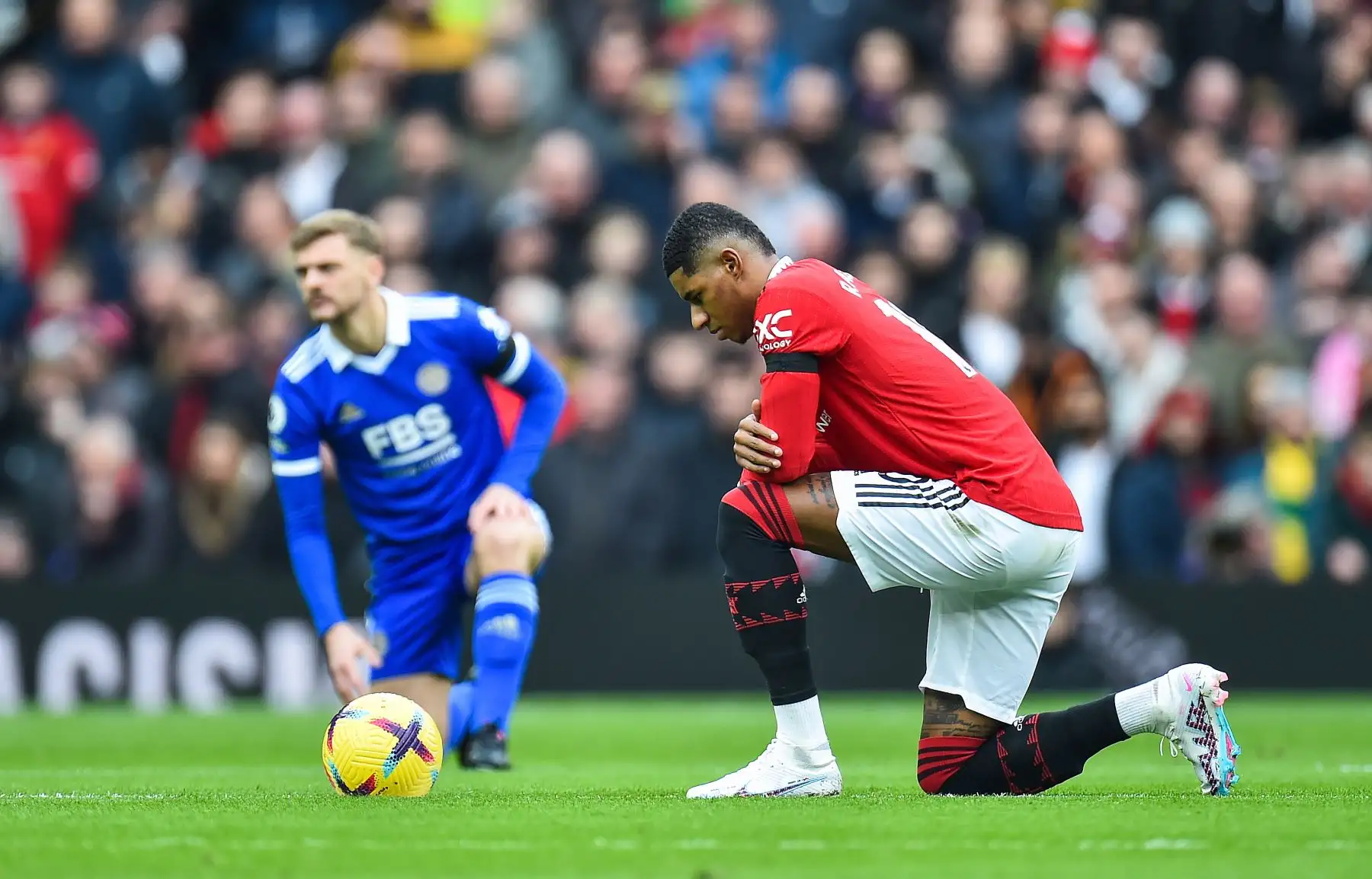 Marcus Rashford, del Manchester United, se arrodilla durante el partido de fútbol de la Premier League inglesa entre el Manchester United y el Leicester City, en Manchester, Reino Unido.
Foto: EFE