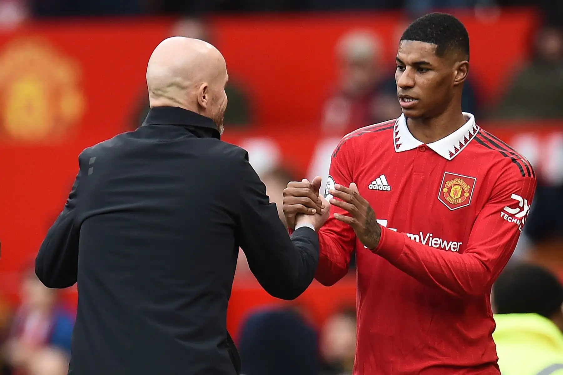 Marcus Rashford, del Manchester United, reacciona con el técnico del Manchester United, Erik ten Hag, durante el partido de fútbol de la Premier League inglesa entre el Manchester United y el Leicester City, en Manchester, Reino Unido.
Foto: EFE