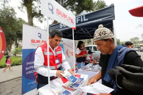 Personal de la Sunafil orienta a la población de Chosica en temas de derechos y denuncias laborales. Foto: Cortesía.
