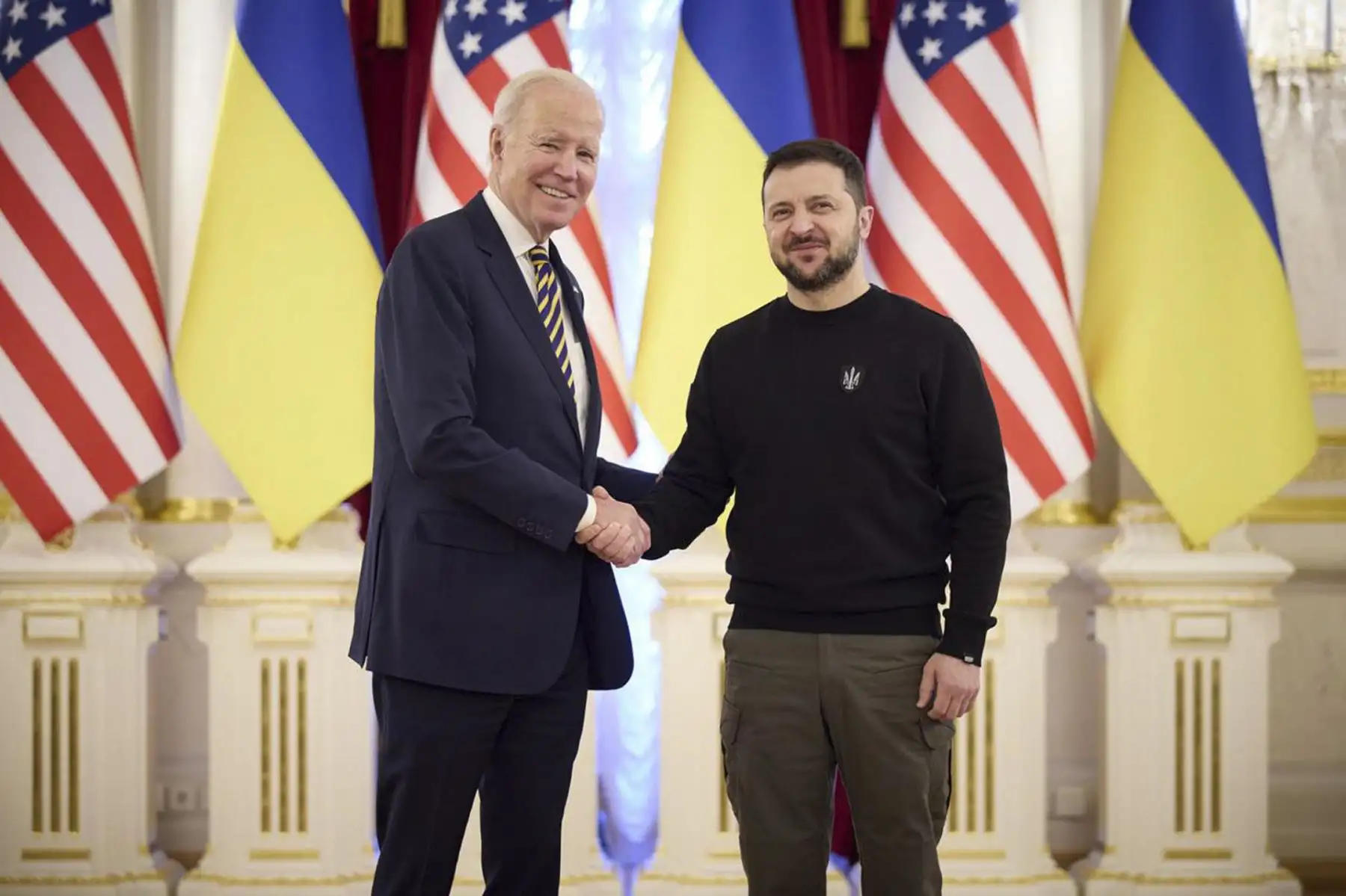 El presidente de Estados Unidos, Joe Biden, realizó este lunes una visita no anunciada a Kiev, la primera desde el comienzo de la invasión rusa, de la que el viernes se cumple un año, y se reunió con su homólogo ucraniano, Volodimir Zelenski.
Foto: EFE