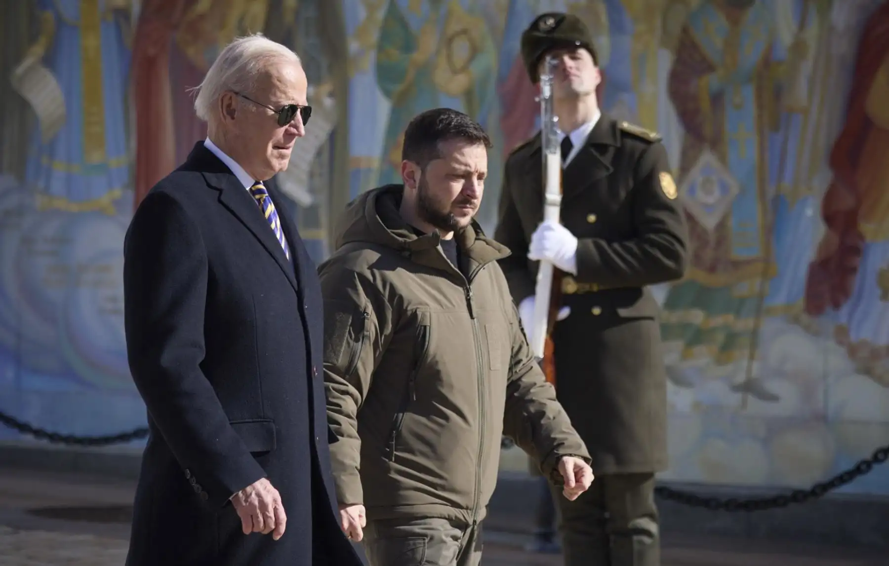 El presidente ucraniano Volodymyr Zelensky y al presidente estadounidense Joe Biden caminando cerca de la catedral de St. Mikhailovsky, en Kiev, Ucrania, en medio de la invasión de Rusia. La Casa Blanca anunció el 20 de febrero que el presidente estadounidense Biden se reunió con el presidente ucraniano Zelensky y su equipo para ampliar las conversaciones sobre el apoyo estadounidense a Ucrania.
Foto: EFE