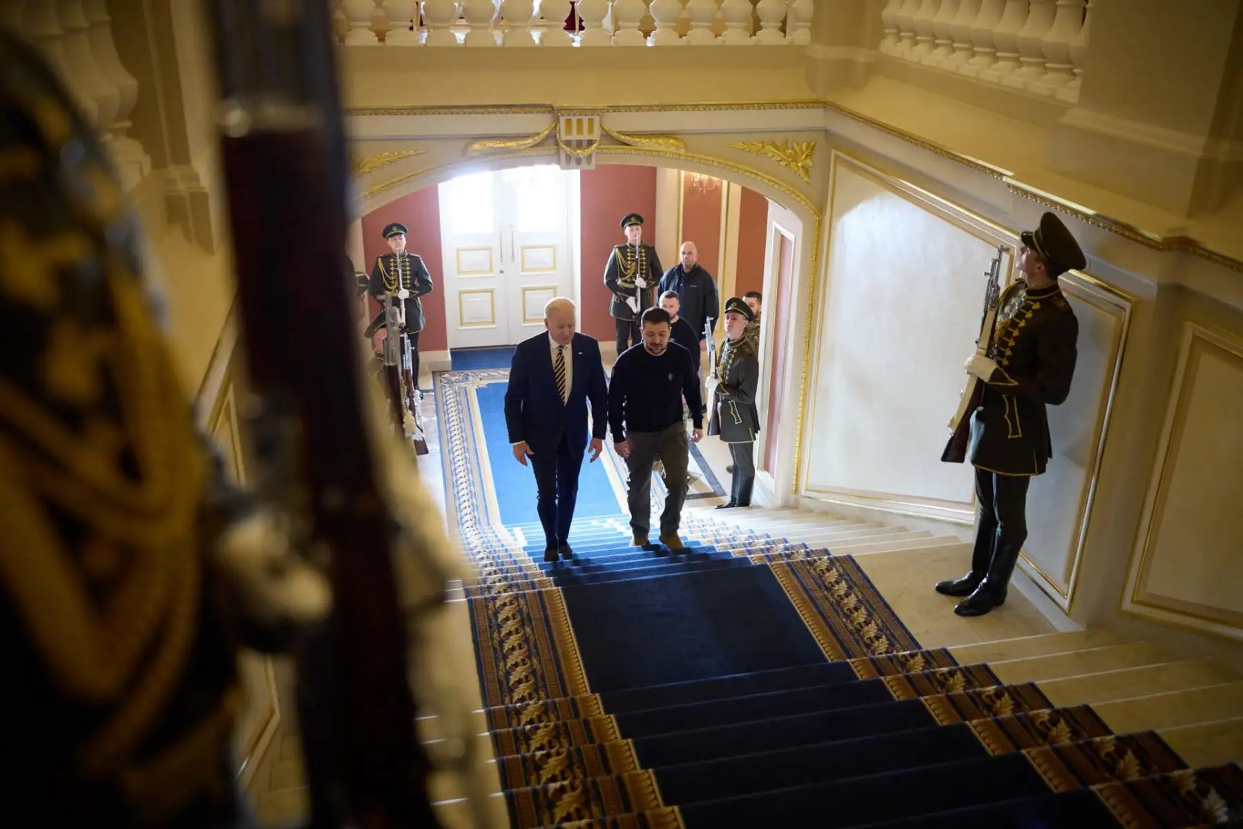 El presidente ucraniano Volodymyr Zelensky  y al presidente estadounidense Joe Biden caminando juntos dentro del palacio presidencial en Kiev, Ucrania, en medio de la invasión de Rusia. La Casa Blanca anunció el 20 de febrero que el presidente estadounidense Biden se reunió con el presidente ucraniano Zelensky y su equipo para ampliar las conversaciones sobre el apoyo estadounidense a Ucrania.
Foto: EFE