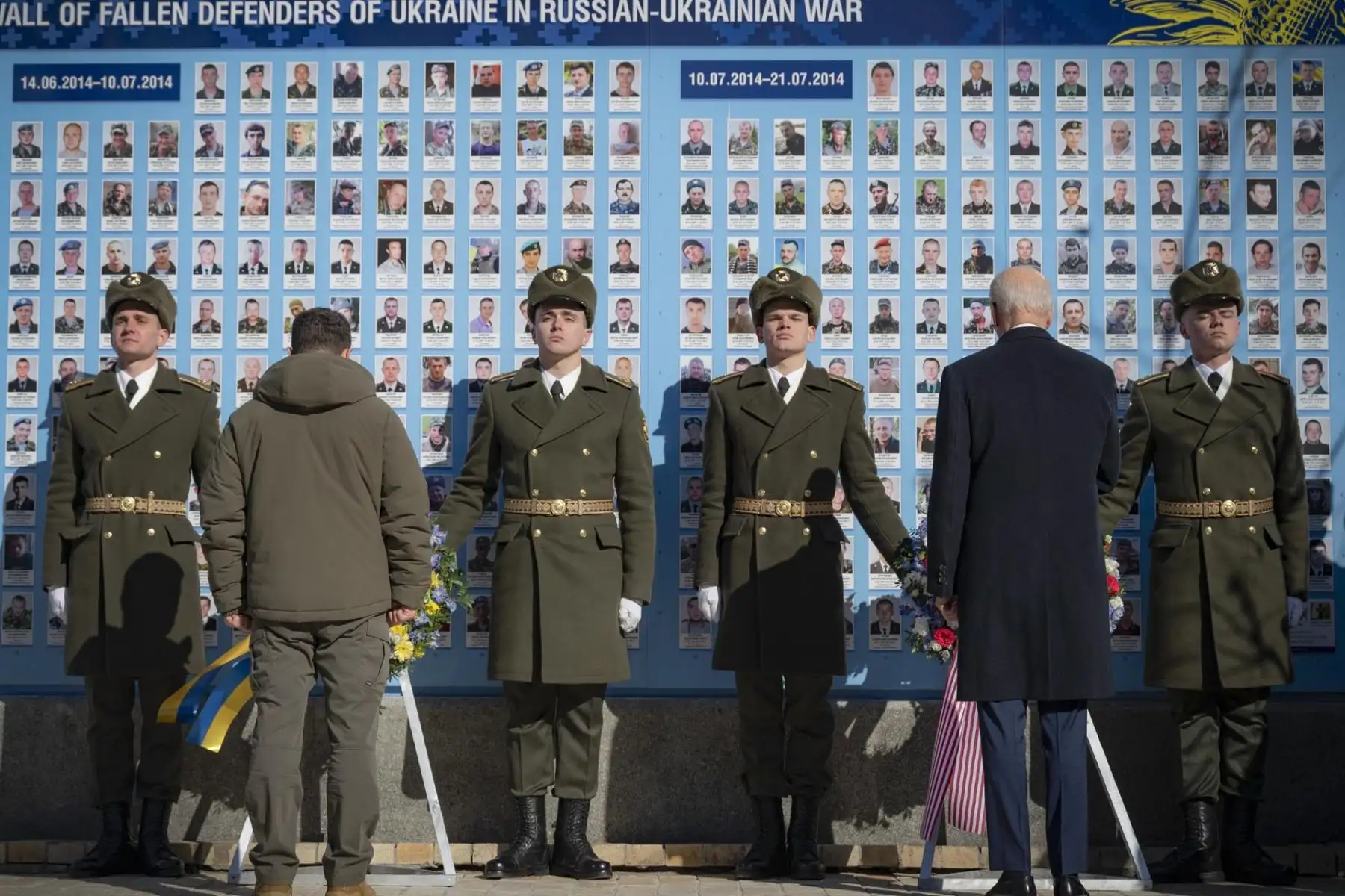 El presidente ucraniano Volodymyr Zelensky y el presidente estadounidense Joe Biden asisten a una ceremonia de colocación de ofrenda floral en el Muro del Recuerdo de los Caídos por Ucrania, en Kiev, Ucrania, en medio de la invasión de Rusia. 
Foto: EFE